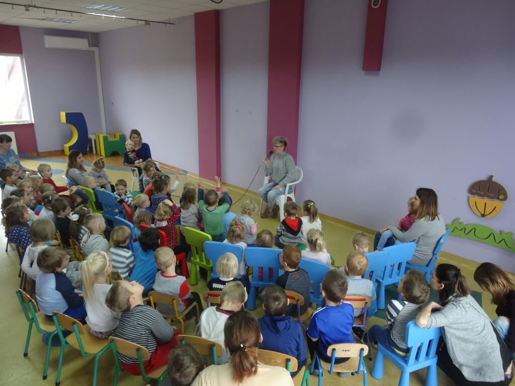 Wokalistka Iga Kozacka czyta naszym przedszkolakom!